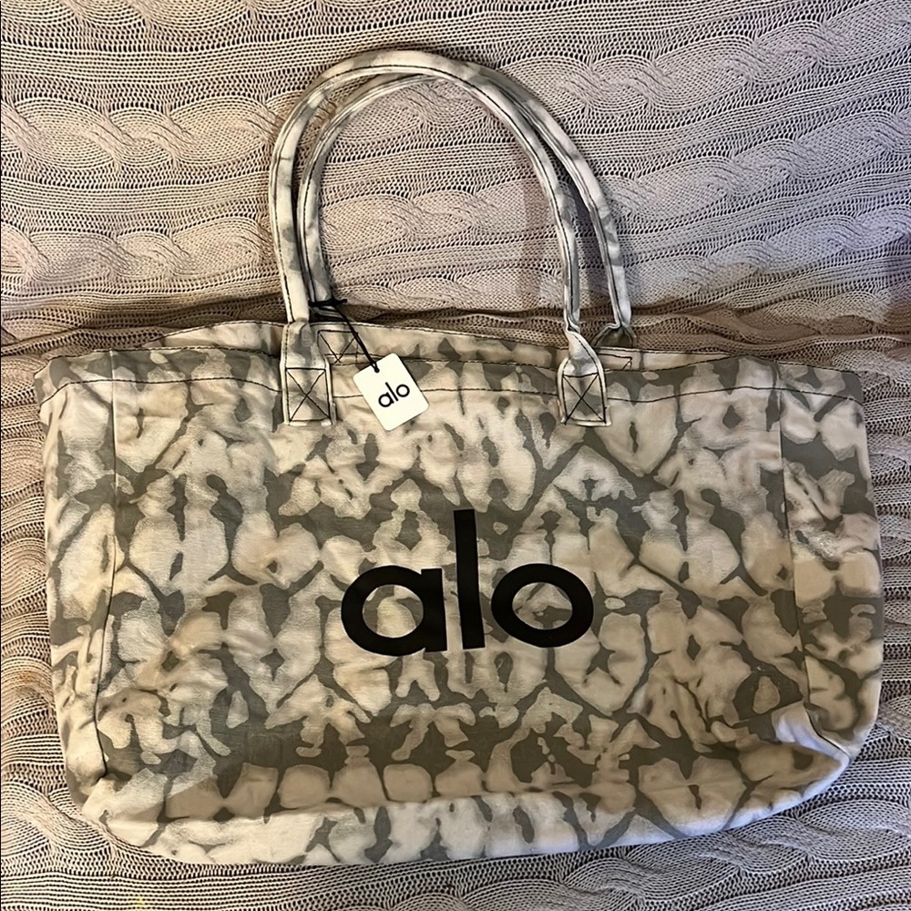 SOLD- ALO Yoga Gray and Cream Tote with Geometric Design